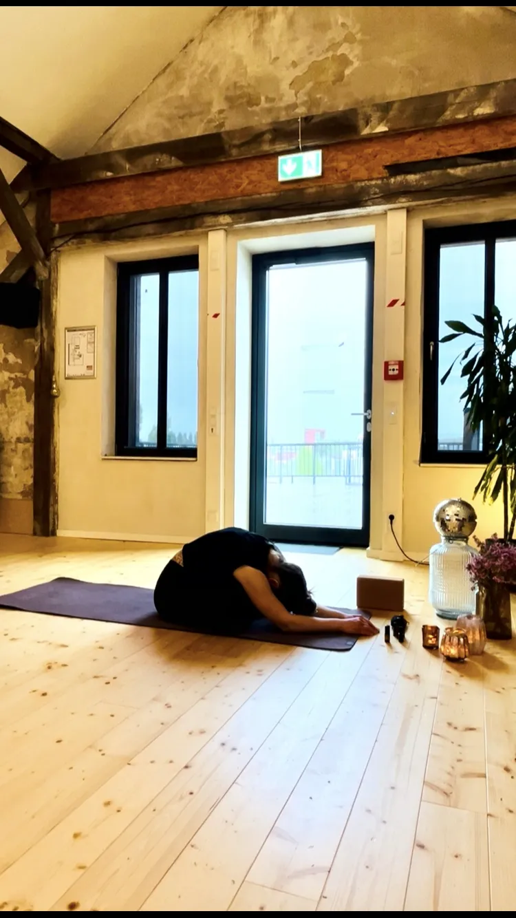 Deine Mini-Mittagsauszeit: Yoga & Lunch in der B-Side