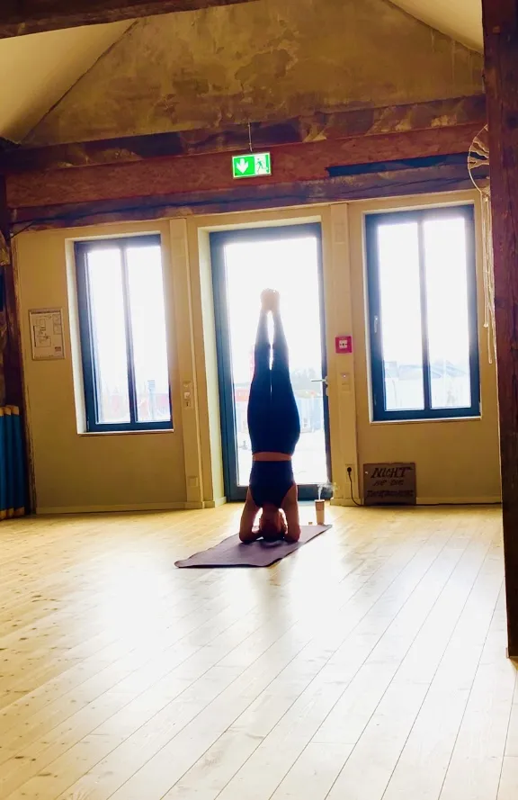Deine Mini-Mittagsauszeit: Yoga & Lunch in der B-Side
