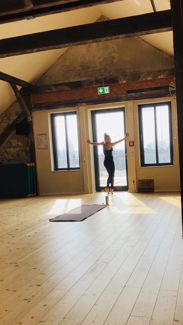 Deine Mini-Mittagsauszeit: Yoga & Lunch in der B-Side