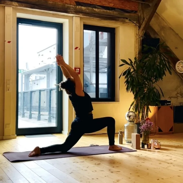 Deine Mini-Mittagsauszeit: Yoga & Lunch in der B-Side