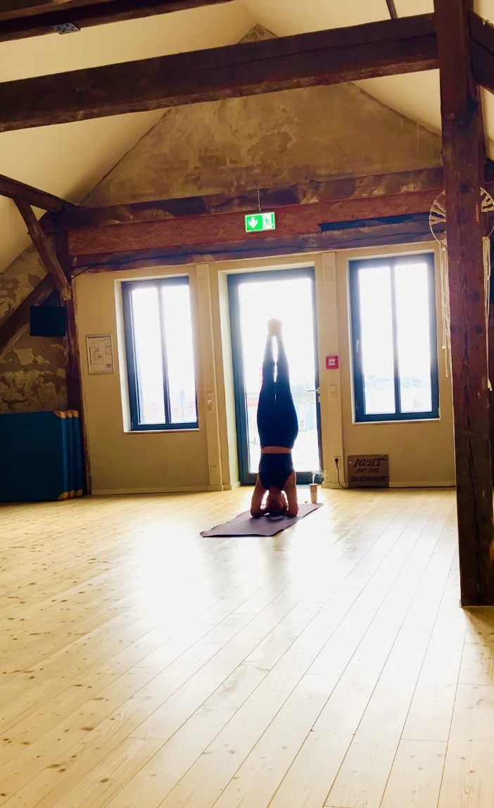 Deine Mini-Mittagsauszeit: Yoga & Lunch in der B-Side